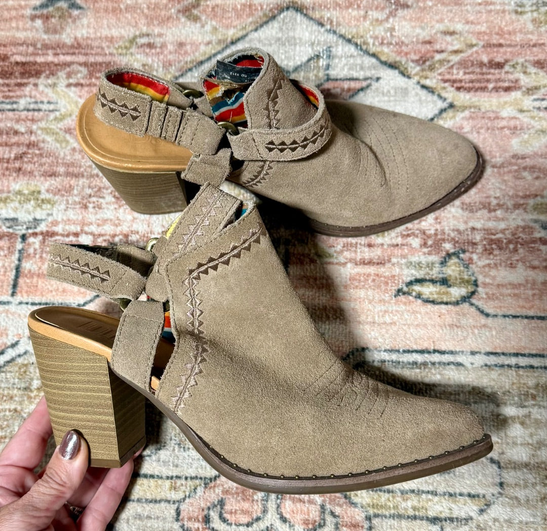 Taupe Dingo Shoes, 8