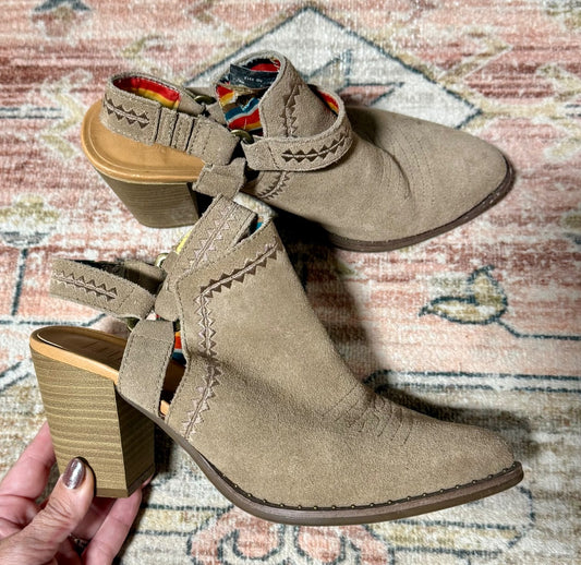 Taupe Dingo Shoes, 8