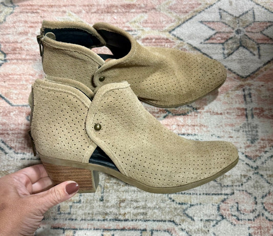 Tan Me Too Shoes, 7